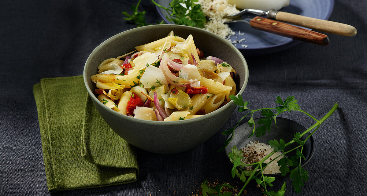 Penne mit gebratener Chicorette, Speck und getrockneten Tomaten