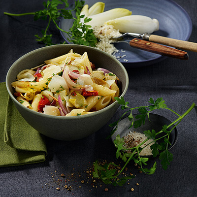 Penne mit gebratener Chicorette, Speck und getrockenten Tomaten