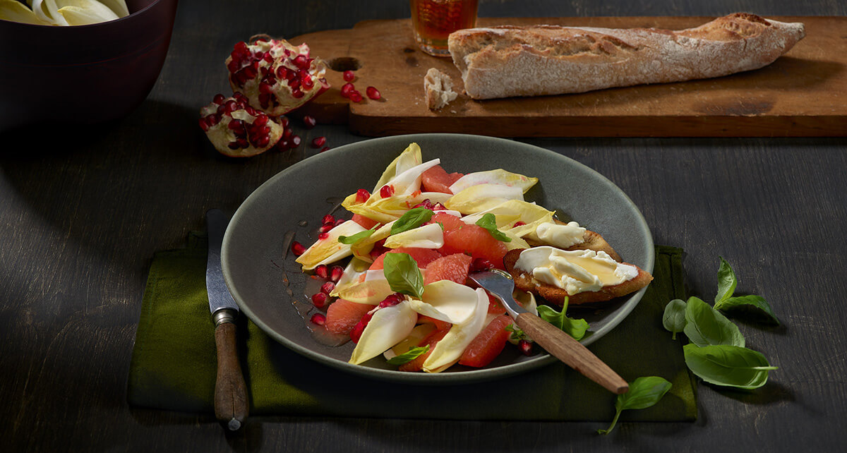 Chicorette-Grapefruit Salat mit Ziegenfrischkäsecrostini